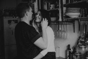lensofbeauty lovestory berlin maria brussig lichtenberg familienfotograf coupleshooting 02
