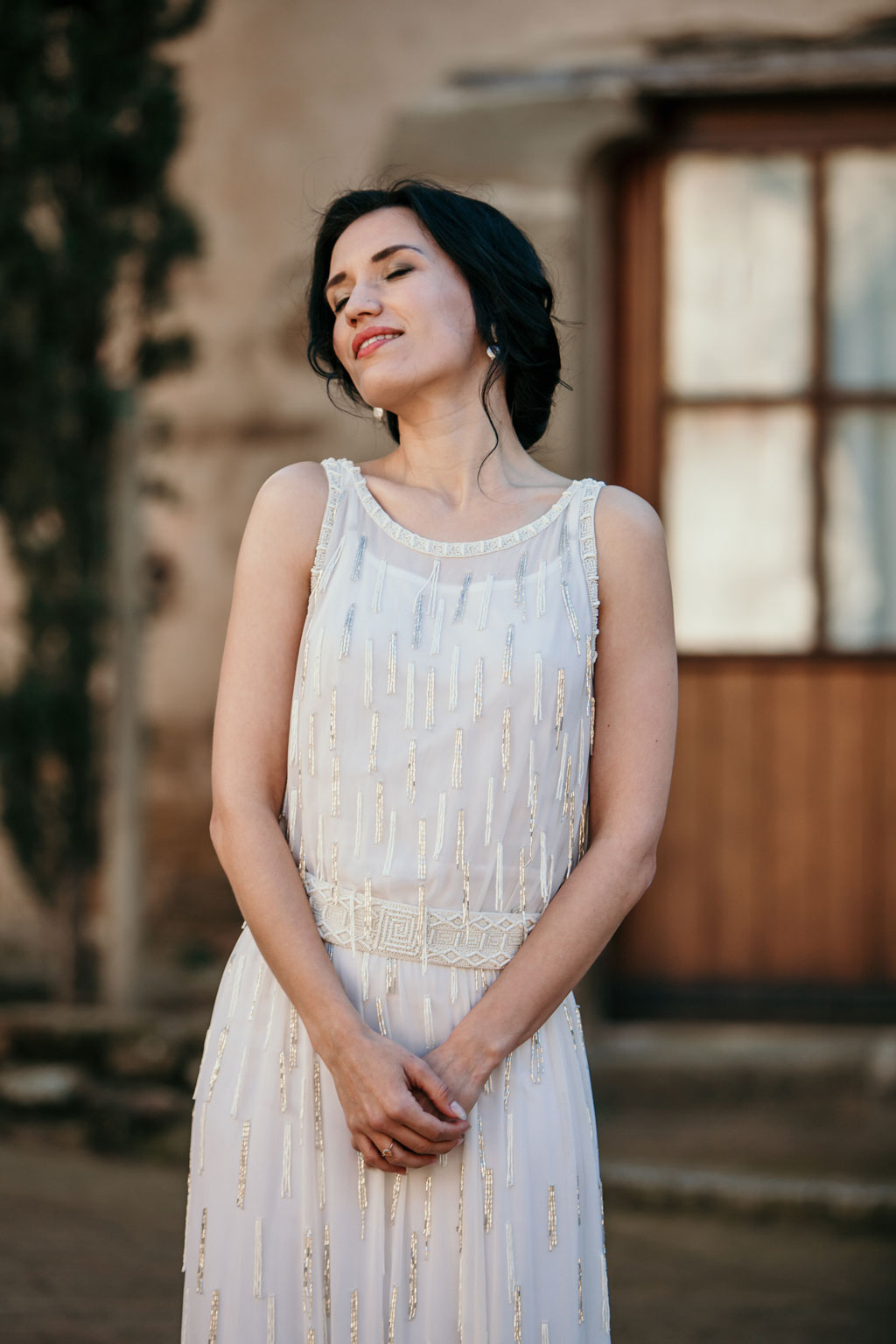 Anja pavlova genießt die sonne in den Straßen von Barcelona und trägt ein weißes brautkleid von Tilda knopf aus berlin 