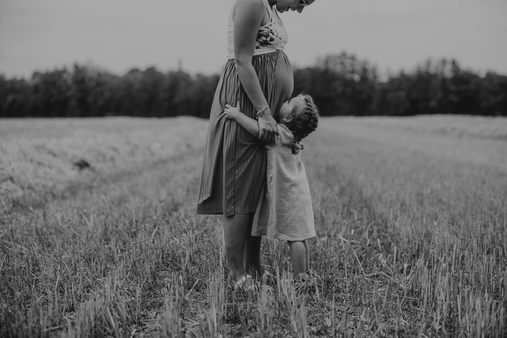 lichtenow Feld Familienfotos Herbst Sommer Familienfotografie Familienfotograf Kinderfotos babybauchfotos 