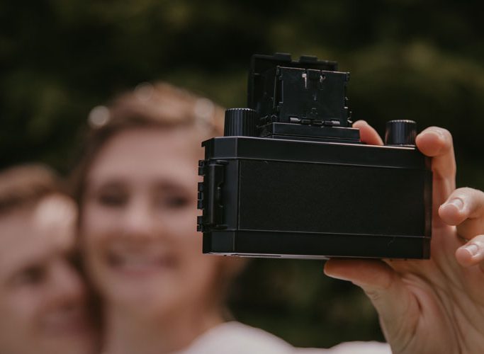 heiraten in der Hochzeitsvilla in Zehlendorf Selfie analoge Kamera Paarfotos standesamtliche Trauung hochzeitfotografin berlin