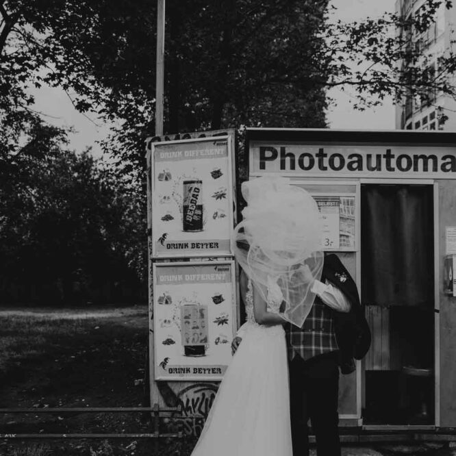 WEB Lensofbeauty warschauer bruecke schleier fotobox schwarz weiss berlin fotograf hochzeitsfotograf Hochzeit Spreespeicher 482