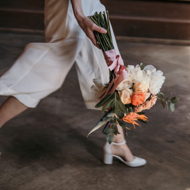 WEB Lensofbeauty Claerchens hochzeitsfotograf berlin bklumen ballsaal bunt bouquet brautstrauss Ballhaus Hochzeit 261 1