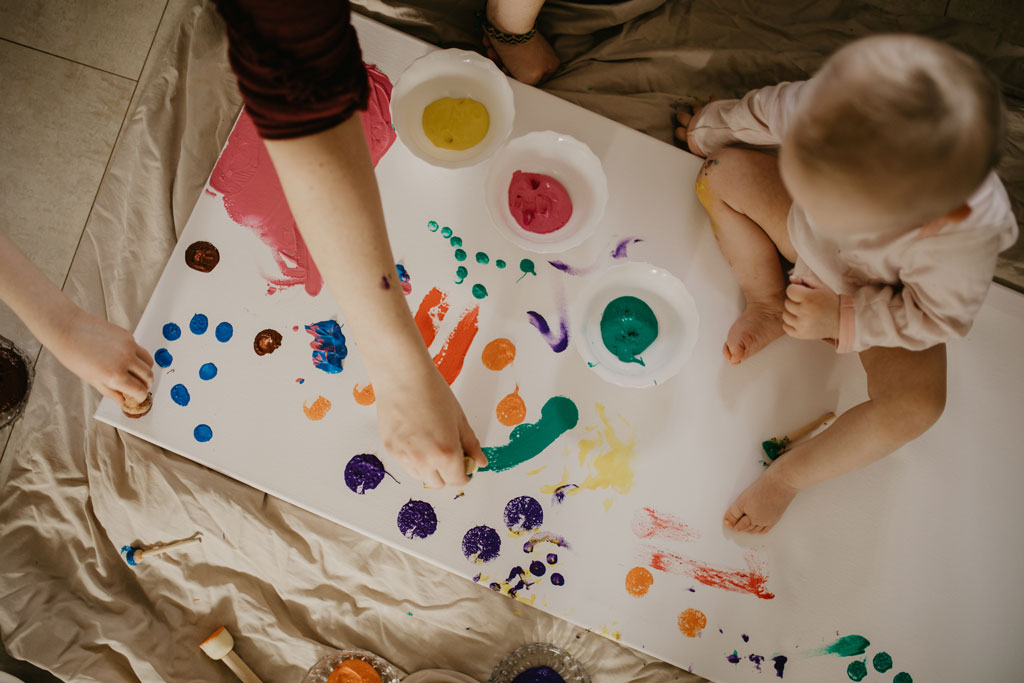 familienfotos fingermalfarben spaß Action Kinderfotos berlin Brandenburg bunt kunterbunt