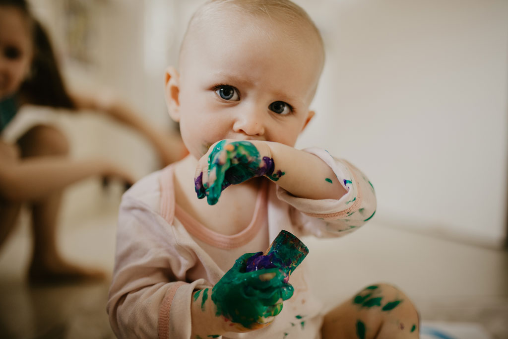 familienfotos fingermalfarben spaß Action Kinderfotos berlin Brandenburg bunt kunterbunt