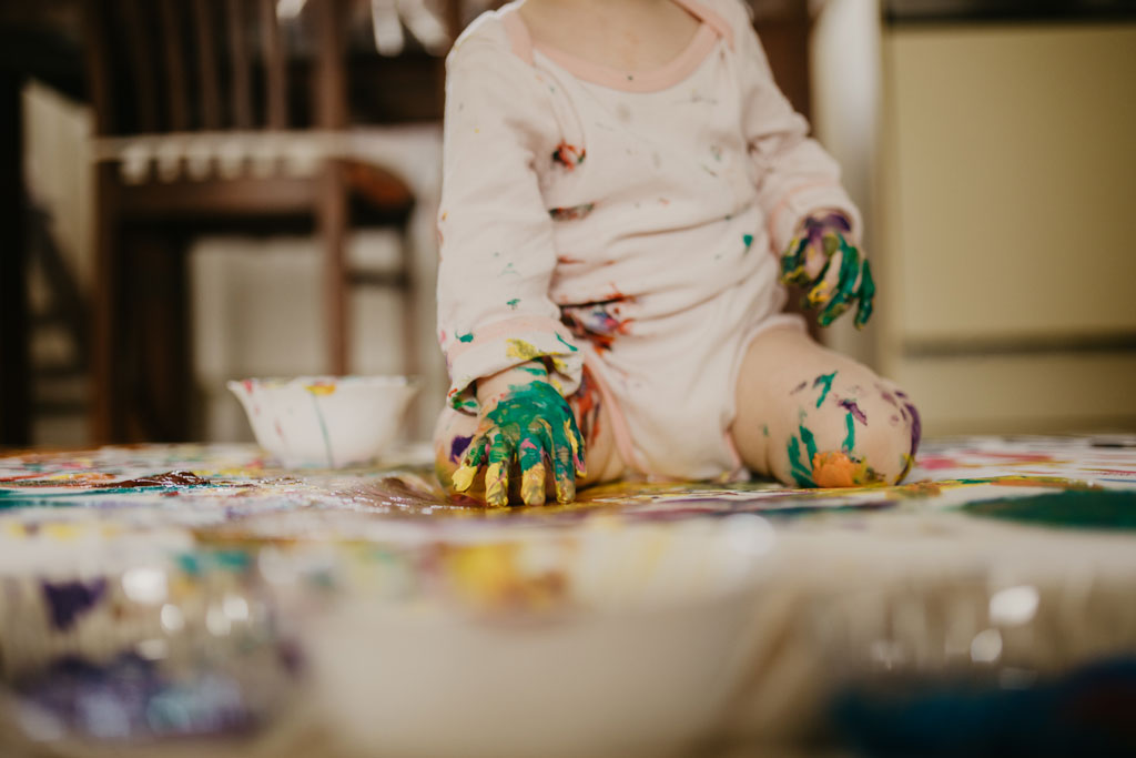 familienfotos fingermalfarben spaß Action Kinderfotos berlin Brandenburg bunt kunterbunt