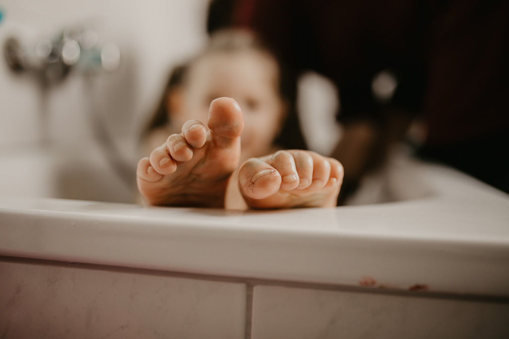 familienfotos Spaghetti essen mittag Babyfotos Kinderfotos verstecken Fotografie berlin