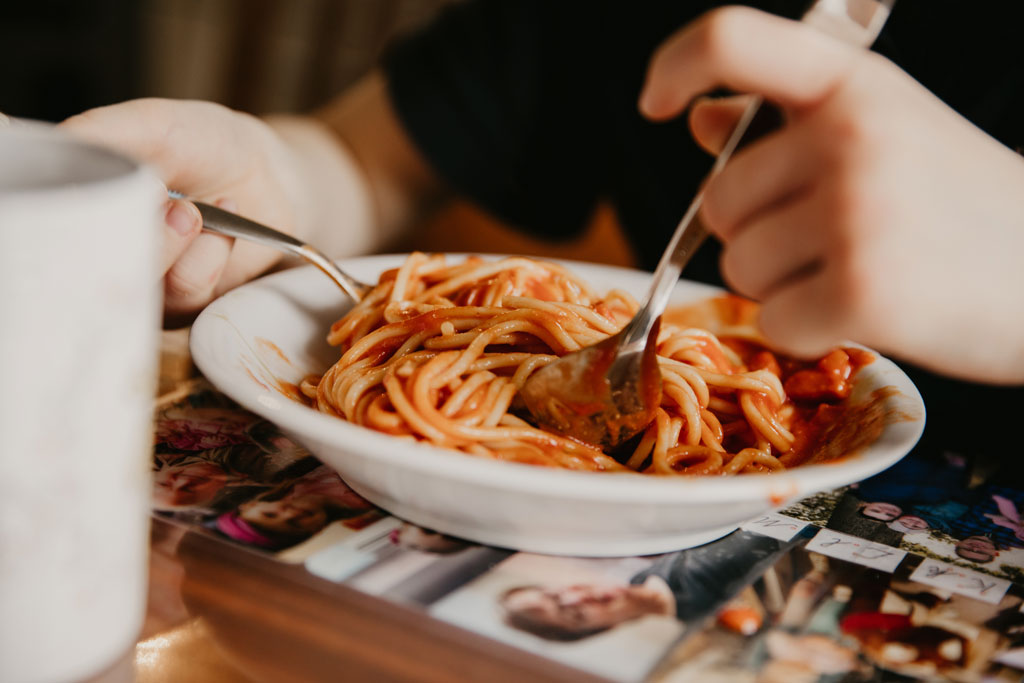 familienfotos Spaghetti essen mittag Babyfotos Kinderfotos verstecken Fotografie berlin