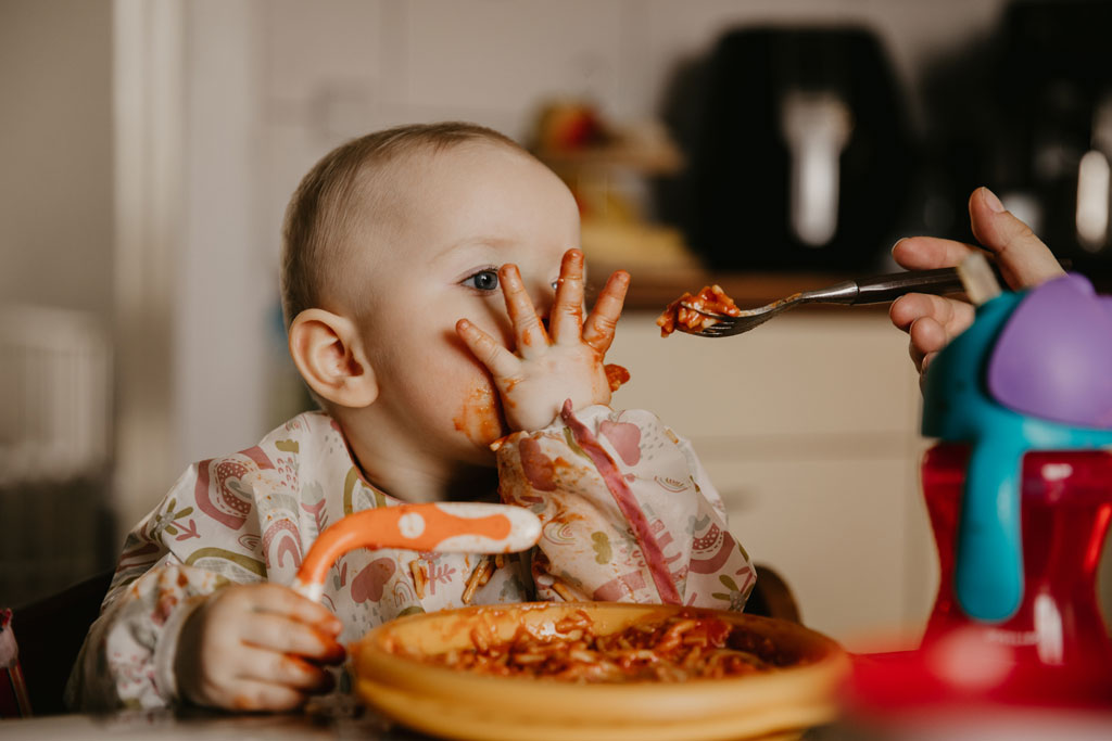 familienfotos Spaghetti essen mittag Babyfotos Kinderfotos