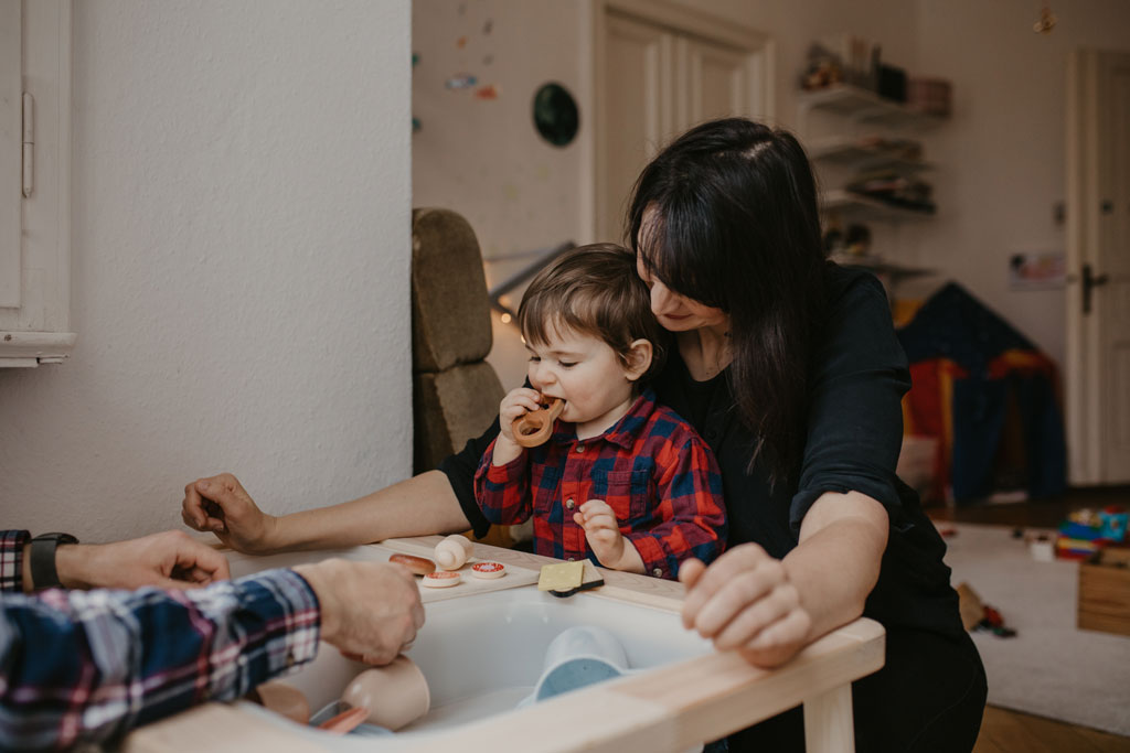 familienfotos berlin Berliner Fotografin Familienfotografie famiienfotografin spielen zu Hause Homestory