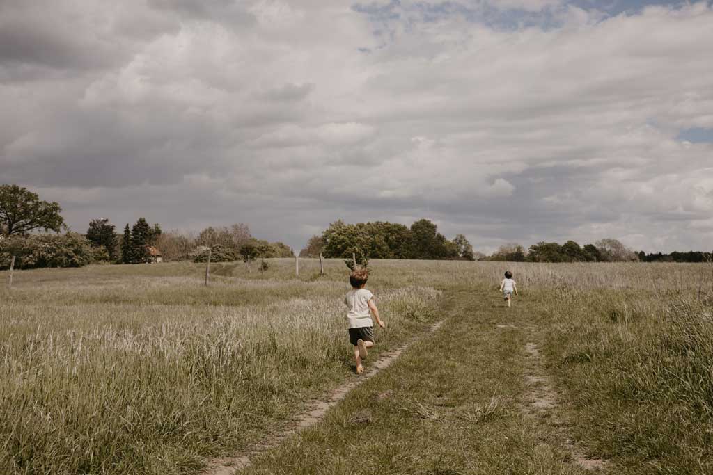 Feld familienfotos lensofbeauty Kinder fliegen Sommer shooting Family