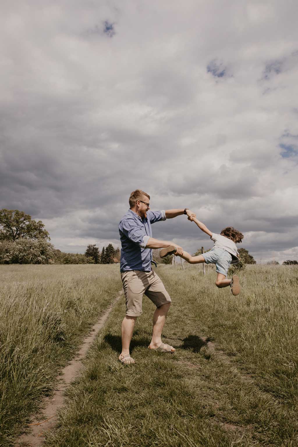 Feld familienfotos lensofbeauty Kinder fliegen Sommer shooting Family