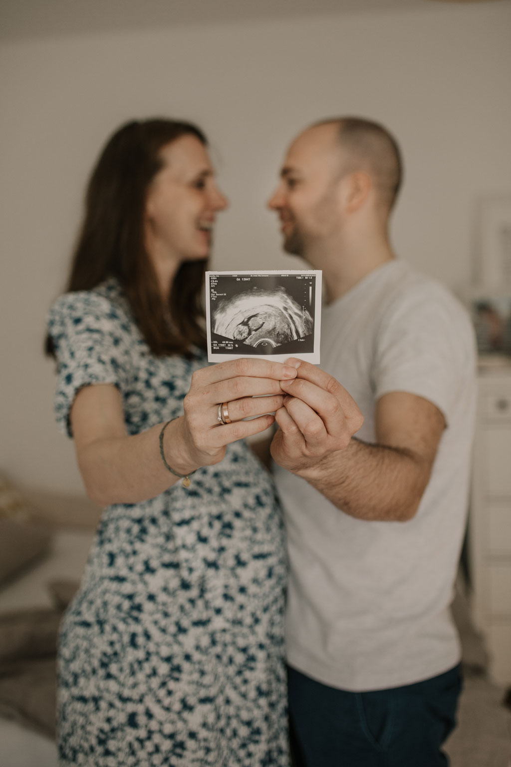 familienfotos in berlin kinderfotos homestory familienreportage ein tag zu Hause Fotografin berlin babybauchfotos