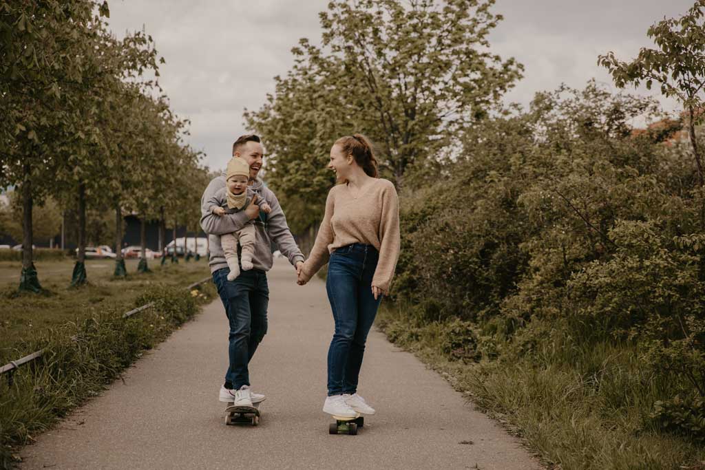 familienfotos skateboard shooting Familien auf rollen Familie auf dem Skateboard in berlin Friedrichshain kinderfotos familienfotos in berlin