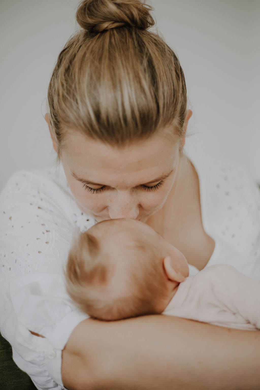 Familienfotos Familienfotografie berlin Brandenburg Kinderfotografin Familienfotografin zu viert newborn babyshooting lustige Fotos kinderfotos Homestory familienreportage