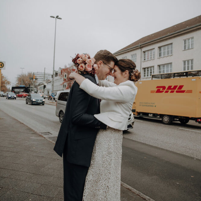 hdl heiraten in berlin Brautstrauß Paarfotos Straße Hochzeitsvilla Zehlendorf Hochzeitsfotografin berlin