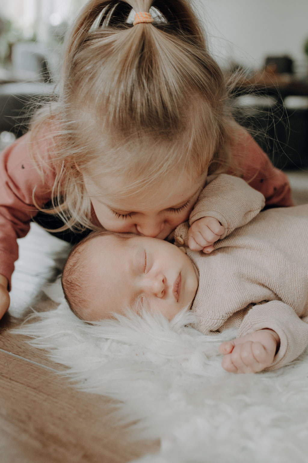 familienfotos in berlin fotografie familie familienfotograf zu Hause reportage newborn babyfotos