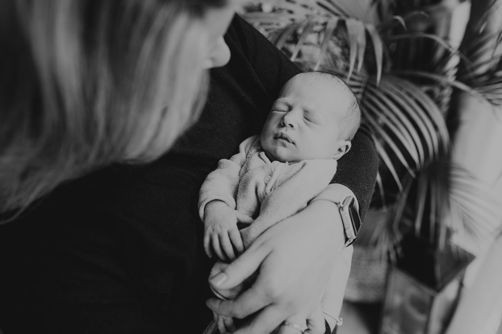 familienfotos in berlin fotografie familie familienfotograf zu Hause reportage newborn babyfotos