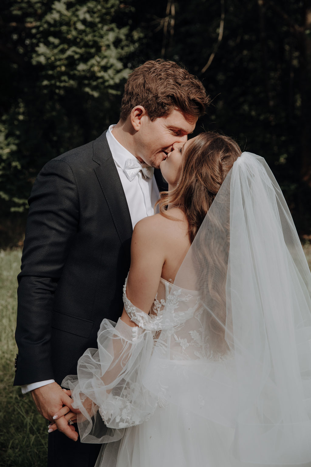 Edelhochzeit im schloß kartzow in Brandenburg paar küsst sich beim Fotoshootings mit der Hochzeitsfotografin aus berlin