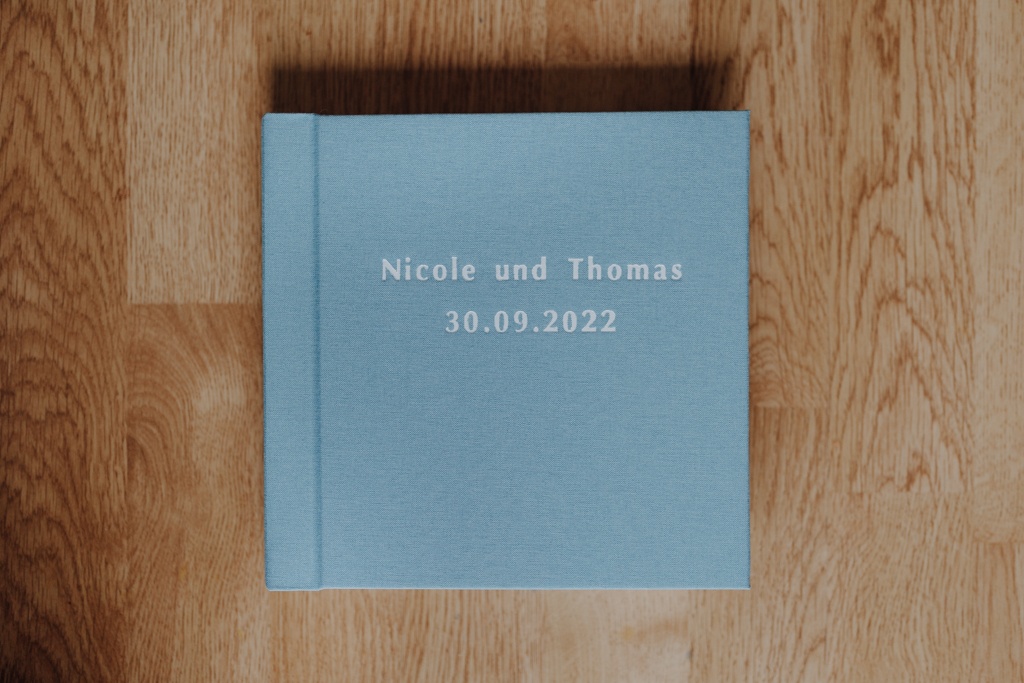 blaues Fotobuch Hochzeitsbuch Hochzeitsalbum von einer Hochzeitsfotografin mit starken Seiten