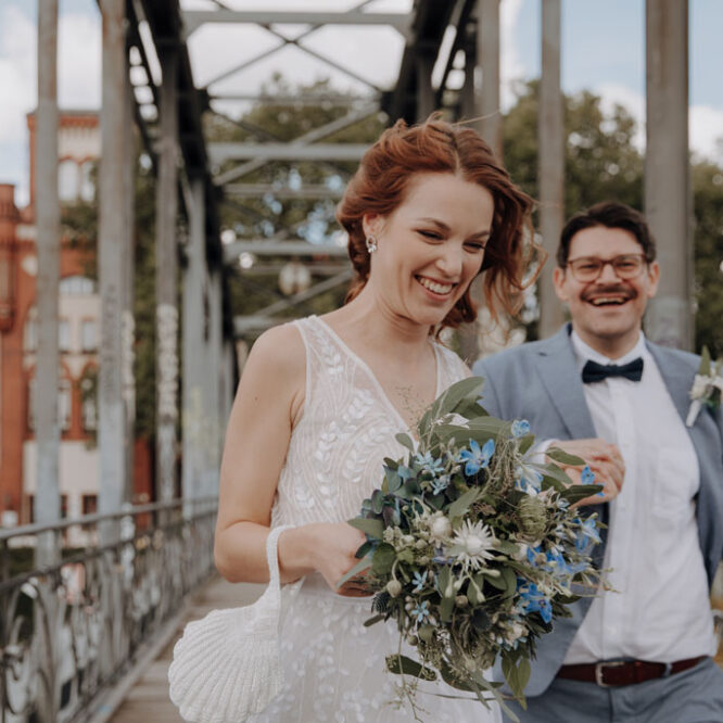 verheiratetes Hochzeitspaar macht Fotos mit Hochzeitsfotograf in berlin auf dem siemenssteg bei der Villa kogge