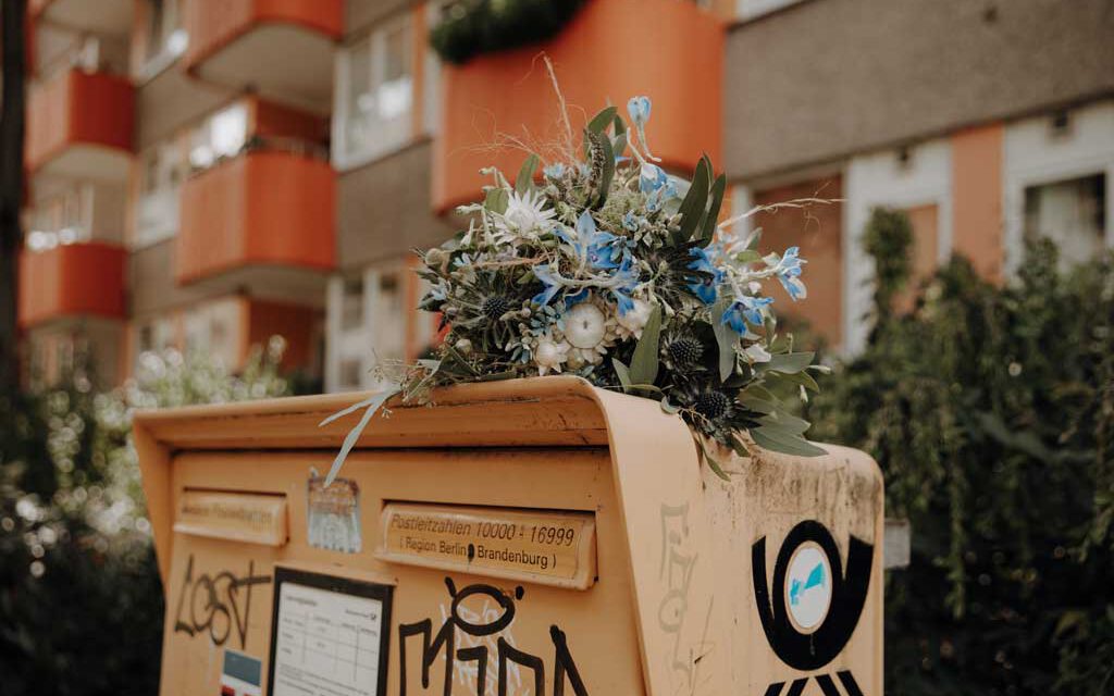 Hochzeit - Darauf ist bei einem Hochzeitsfotografen zu achten! 7 Hochzeitsfotograf legt den Brautstrauß auf den Briefkasten hipsterhochzeit am siemenssteg in der nähe der Villa kogge