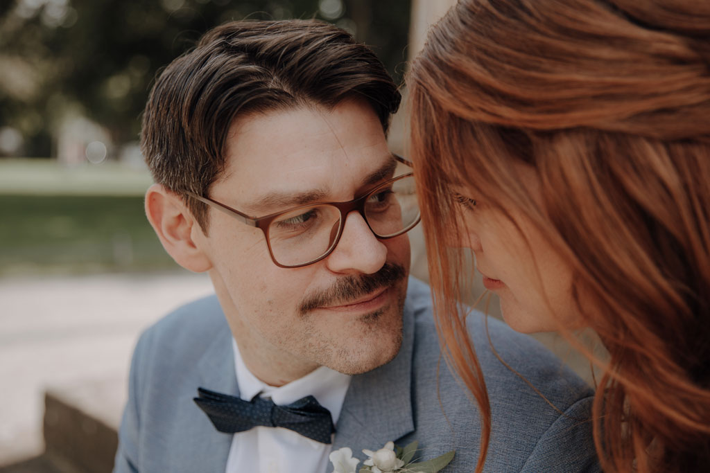 Standesamt Villa Kogge heiraten 2022 standesamtliche Trauung mit Eltern Hochzeitsfotografie und Hochzeitsfotograf Berlin Paarfotos Siemenssteg Paar Arm in Arm Briefkasten typisch Berlin Hipsterhochzeit Tinywedding Paar schmust