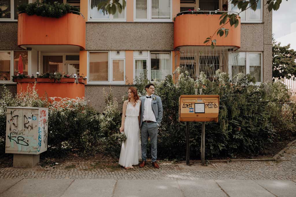 Standesamt Villa Kogge heiraten 2022 standesamtliche Trauung mit Eltern Hochzeitsfotografie und Hochzeitsfotograf Berlin Paarfotos Siemenssteg Paar Arm in Arm Briefkasten typisch Berlin Hipsterhochzeit Tinywedding
