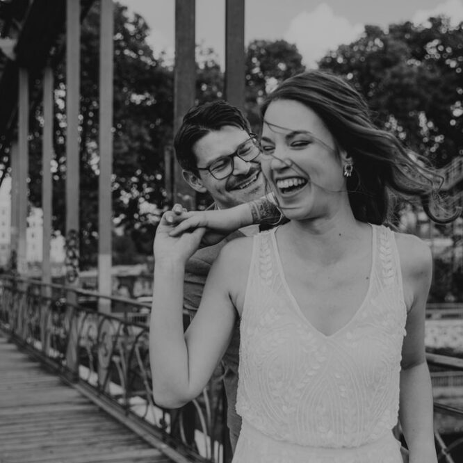 Standesamt Villa Kogge heiraten 2022 standesamtliche Trauung mit Eltern Hochzeitsfotografie und Hochzeitsfotograf Berlin Paarfotos Siemenssteg Paar rennt und tanzt schwarz weiß Foto