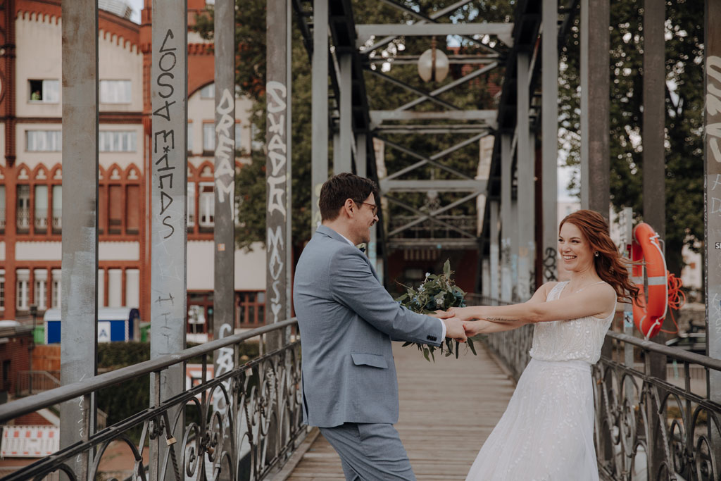 Standesamt Villa Kogge heiraten 2022 standesamtliche Trauung mit Eltern Hochzeitsfotografie und Hochzeitsfotograf Berlin Paarfotos Siemenssteg Paar rennt und tanzt