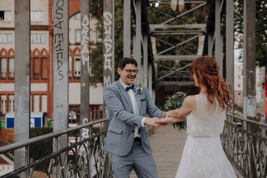 Standesamt Villa Kogge heiraten 2022 standesamtliche Trauung mit Eltern Hochzeitsfotografie und Hochzeitsfotograf Berlin Paarfotos Siemenssteg Paar rennt und tanzt