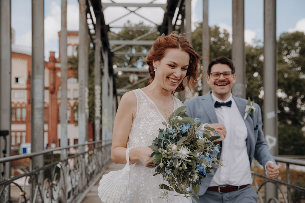 Standesamt Villa Kogge heiraten 2022 standesamtliche Trauung mit Eltern Hochzeitsfotografie und Hochzeitsfotograf Berlin Paarfotos Siemenssteg Paar rennt und tanzt