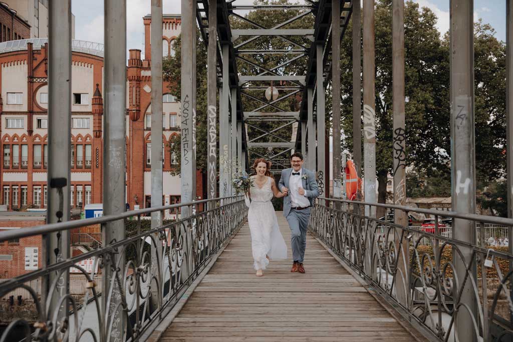 Standesamt Villa Kogge heiraten 2022 standesamtliche Trauung mit Eltern Hochzeitsfotografie und Hochzeitsfotograf Berlin Paarfotos Siemenssteg Paar rennt und tanzt