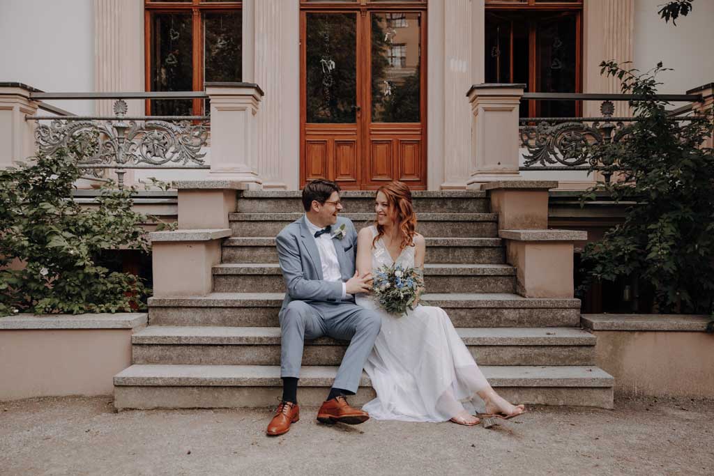 Standesamt Villa Kogge heiraten 2022 standesamtliche Trauung mit Eltern Hochzeitsfotografie und Hochzeitsfotograf Berlin Paarfotos Treppe