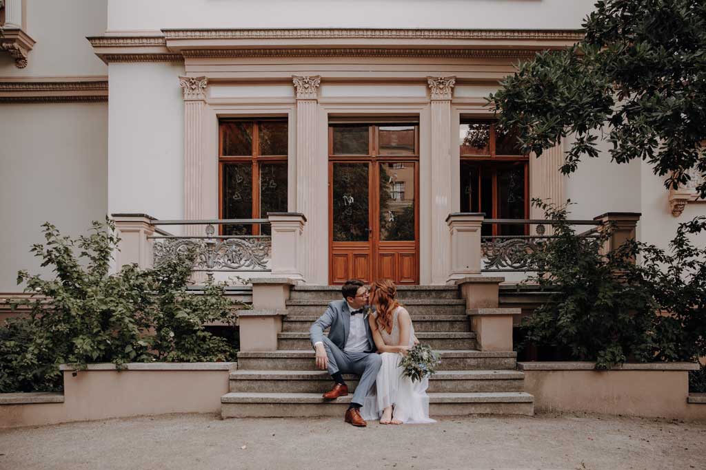 Standesamt Villa Kogge heiraten 2022 standesamtliche Trauung mit Eltern Hochzeitsfotografie und Hochzeitsfotograf Berlin Paarfotos Treppe