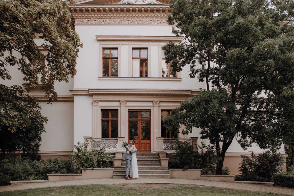 Treppe Standesamt Villa Kogge heiraten 2022 standesamtliche Trauung mit Eltern Hochzeitsfotografie und Hochzeitsfotograf Berlin Paarfotos