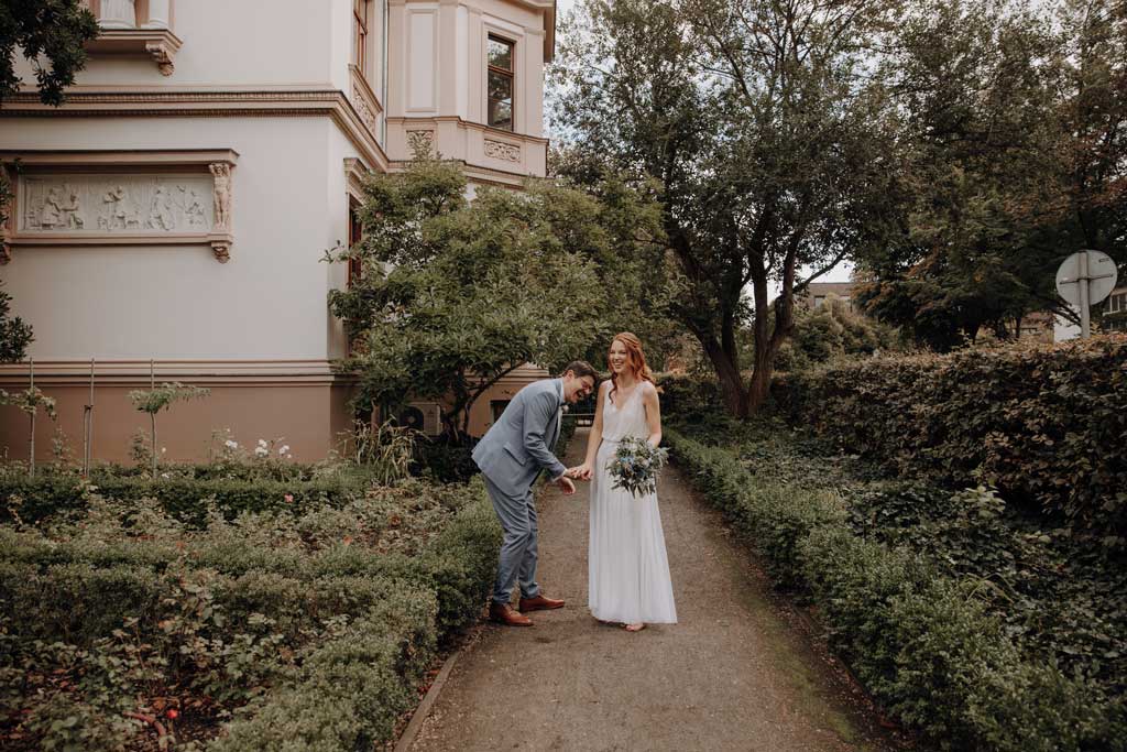 Standesamt Villa Kogge heiraten 2022 standesamtliche Trauung mit Eltern Hochzeitsfotografie und Hochzeitsfotograf Berlin Paarfotos