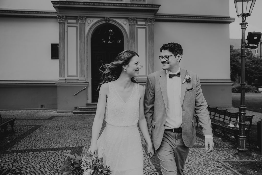 Standesamt Villa Kogge heiraten 2022 standesamtliche Trauung mit Eltern Hochzeitsfotografie und Hochzeitsfotograf Berlin Paarfotos Paar läuft