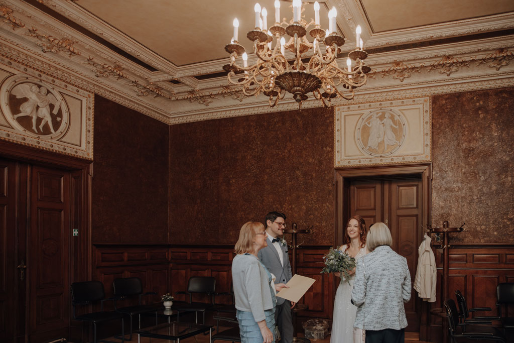 Standesamt Villa Kogge gold braune Wände heiraten 2022 standesamtliche Trauung mit Eltern Hochzeitsfotografie und Hochzeitsfotograf Berlin