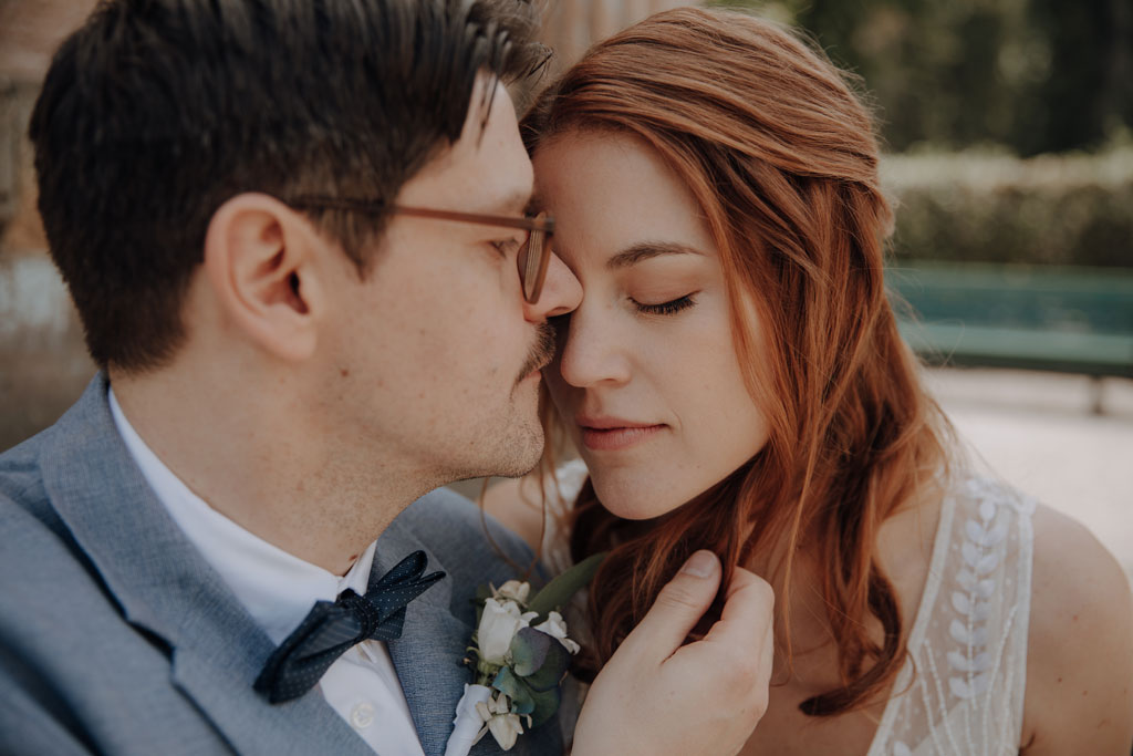 Standesamt Villa Kogge heiraten 2022 standesamtliche Trauung mit Eltern Hochzeitsfotografie und Hochzeitsfotograf Berlin Paarfotos Siemenssteg Paar Arm in Arm Briefkasten typisch Berlin Hipsterhochzeit Tinywedding Paar schmust