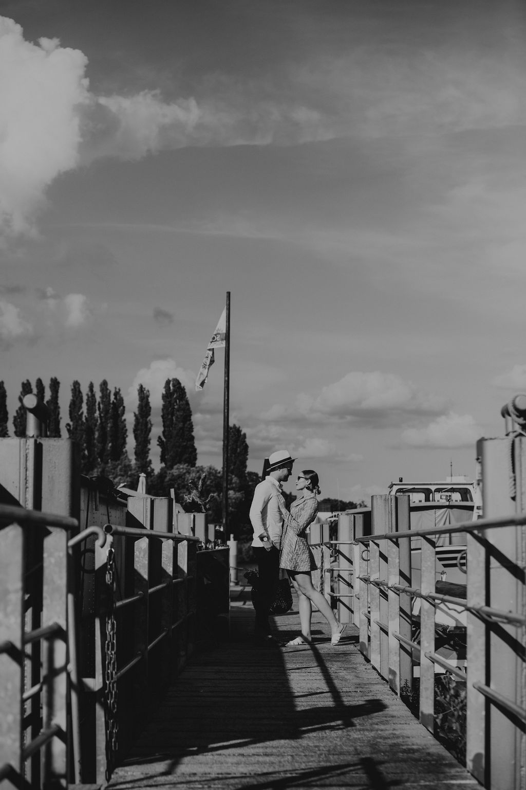 verlobungsshooting in berlin mit hochzeitsfotograf Maria Brussig lensofbeauty Fotos in Gondel Verlobungsfotos in venezianischer Gondel auf der spree Heiratsantrag Ehering Sonnenuntergang an der oberbaumbrücke gondelfox schwarz weiß