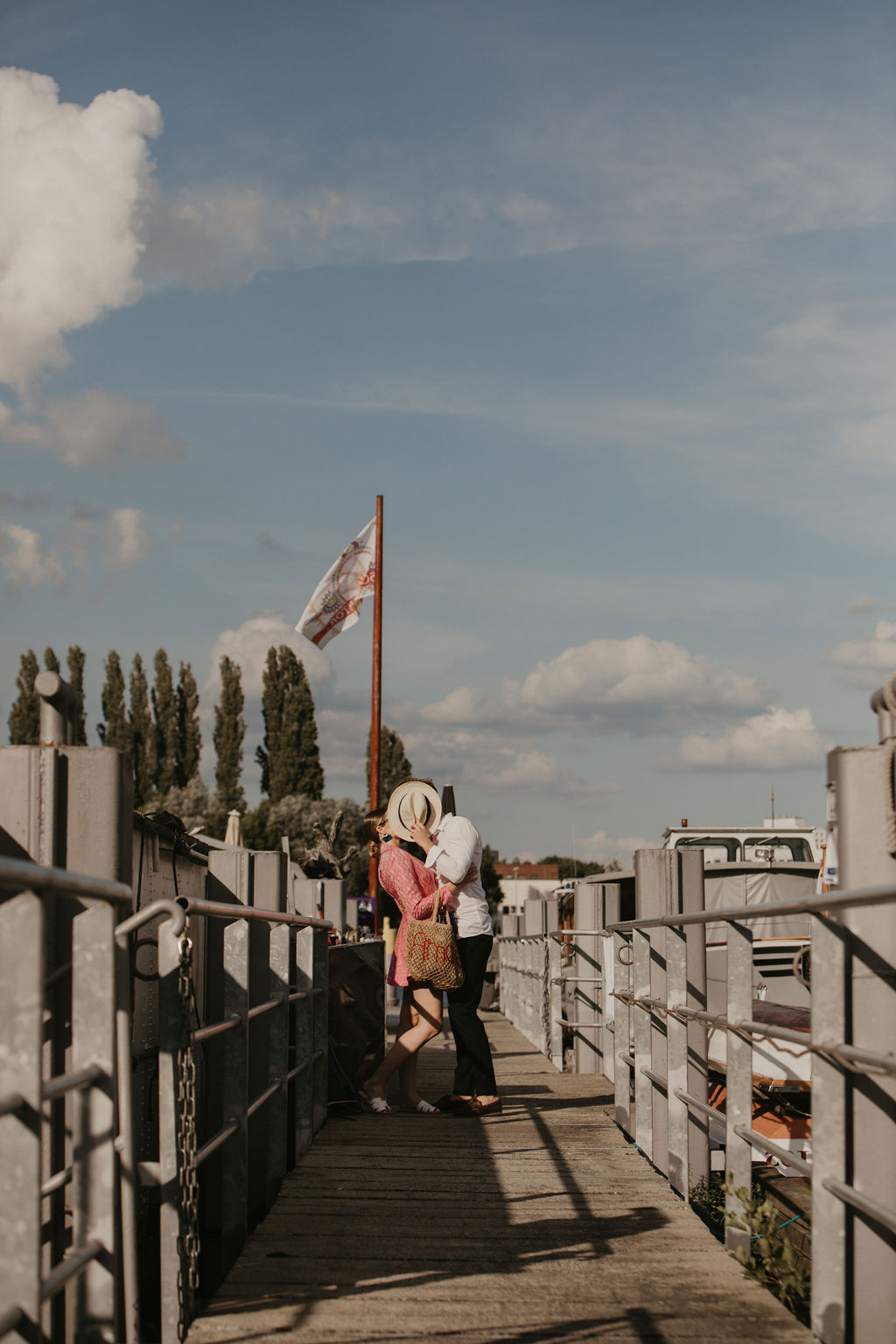 verlobungsshooting in berlin mit hochzeitsfotograf Maria Brussig lensofbeauty Fotos in Gondel Verlobungsfotos in venezianischer Gondel auf der spree Heiratsantrag Ehering Sonnenuntergang an der oberbaumbrücke gondelfox