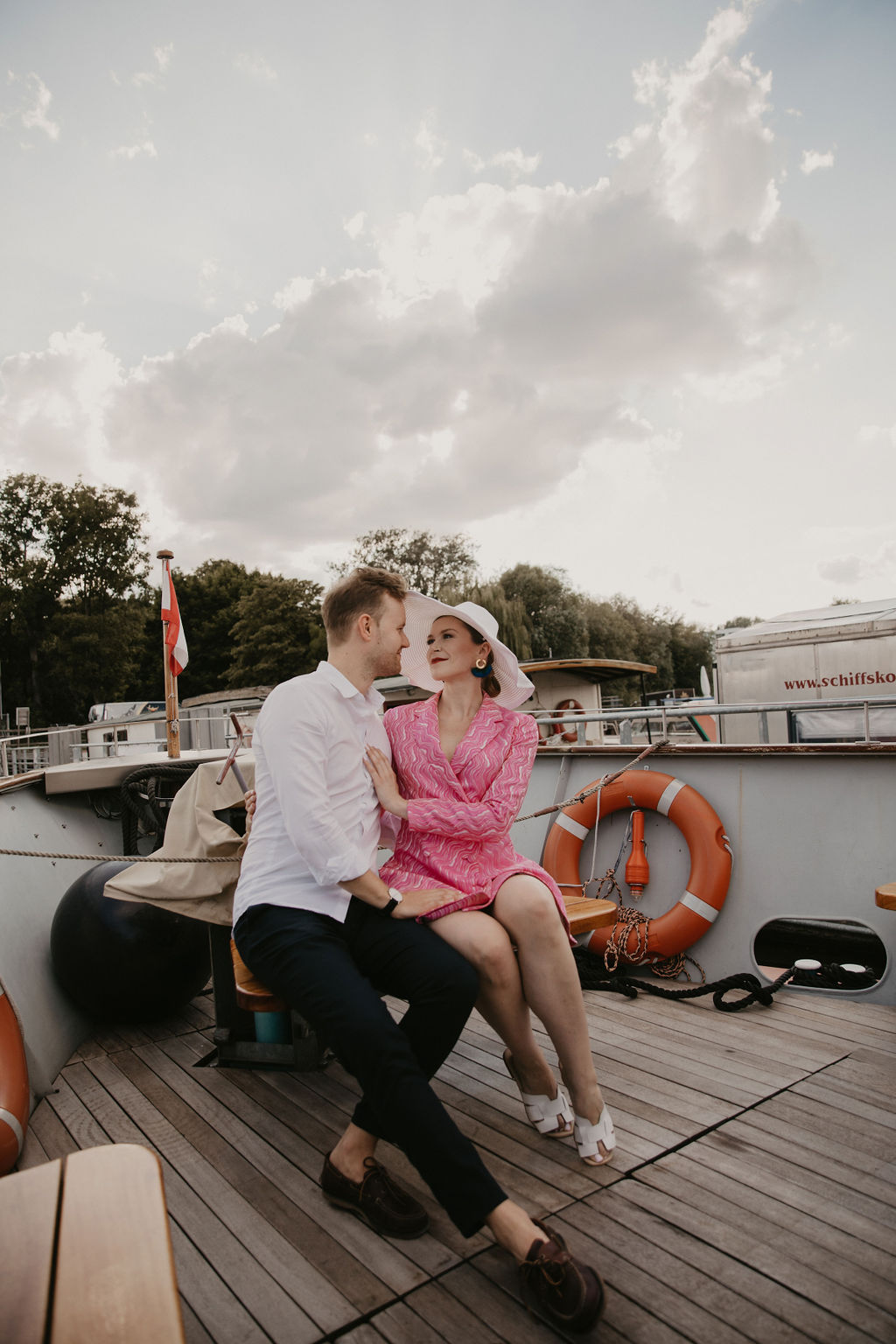 verlobungsshooting in berlin mit hochzeitsfotograf Maria Brussig lensofbeauty Fotos in Gondel Verlobungsfotos in venezianischer Gondel auf der spree Heiratsantrag Ehering Sonnenuntergang an der oberbaumbrücke gondelfox