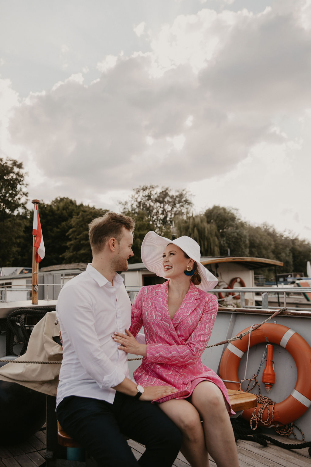 verlobungsshooting in berlin mit hochzeitsfotograf Maria Brussig lensofbeauty Fotos in Gondel Verlobungsfotos in venezianischer Gondel auf der spree Heiratsantrag Ehering Sonnenuntergang an der oberbaumbrücke gondelfox