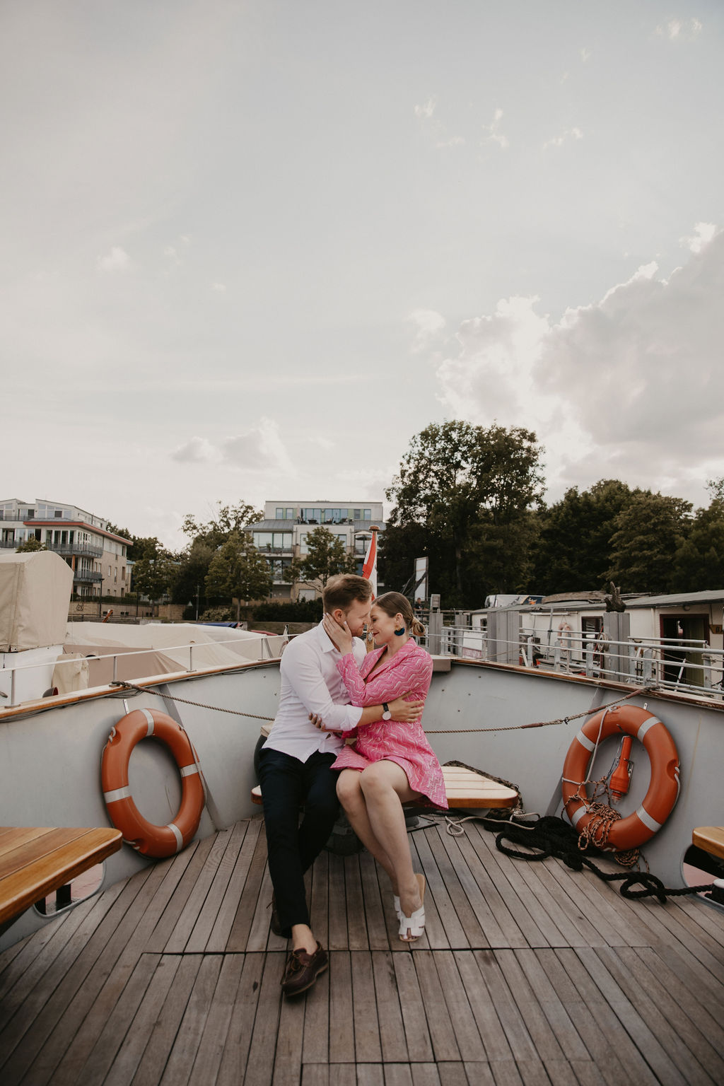 verlobungsshooting in berlin mit hochzeitsfotograf Maria Brussig lensofbeauty Fotos in Gondel Verlobungsfotos in venezianischer Gondel auf der spree Heiratsantrag Ehering Sonnenuntergang an der oberbaumbrücke gondelfox