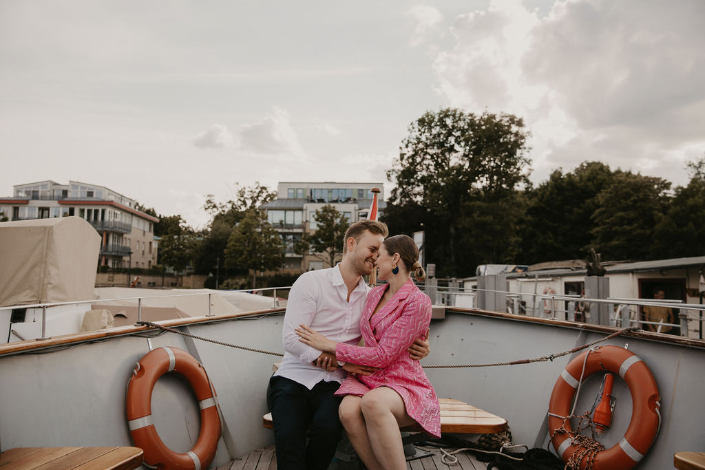 verlobungsshooting in berlin mit hochzeitsfotograf Maria Brussig lensofbeauty Fotos in Gondel Verlobungsfotos in venezianischer Gondel auf der spree Heiratsantrag Ehering Sonnenuntergang an der oberbaumbrücke gondelfox