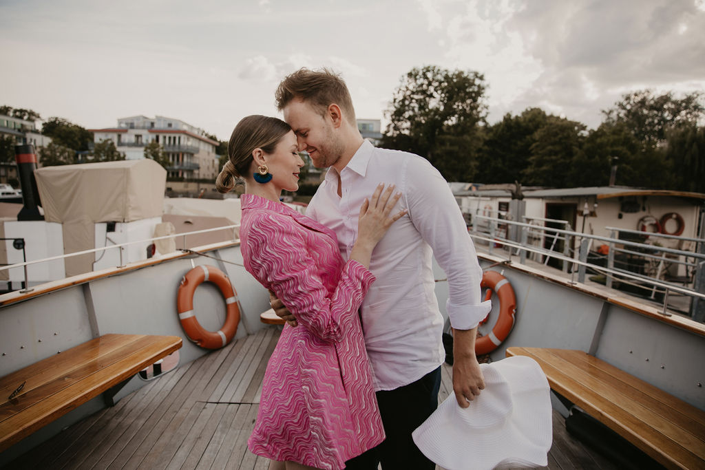 verlobungsshooting in berlin mit hochzeitsfotograf Maria Brussig lensofbeauty Fotos in Gondel Verlobungsfotos in venezianischer Gondel auf der spree Heiratsantrag Ehering Sonnenuntergang an der oberbaumbrücke gondelfox