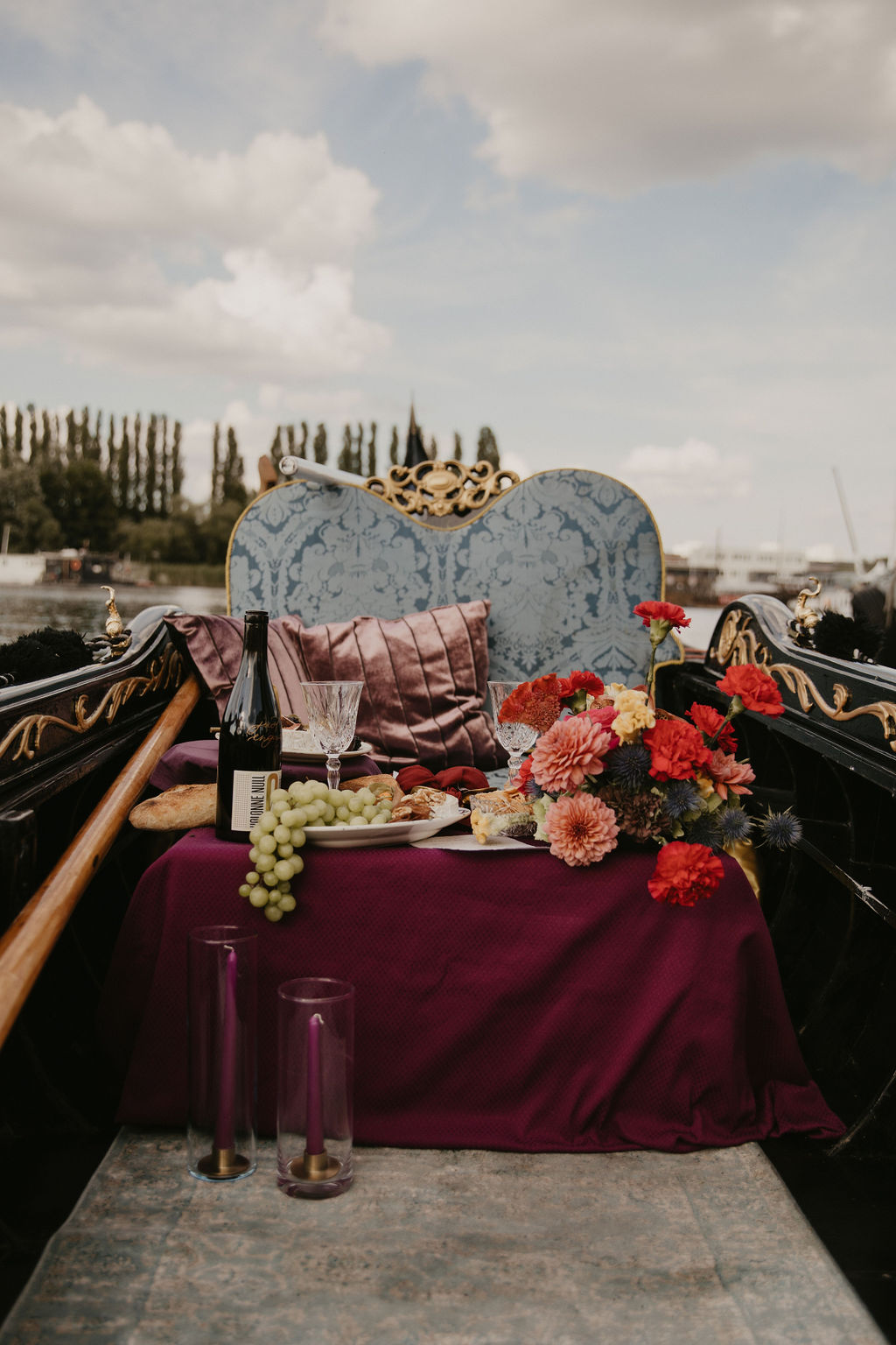 verlobungsshooting in berlin mit hochzeitsfotograf Maria Brussig lensofbeauty Fotos in Gondel Verlobungsfotos in venezianischer Gondel auf der spree Heiratsantrag Ehering Sonnenuntergang an der oberbaumbrücke gondelfox