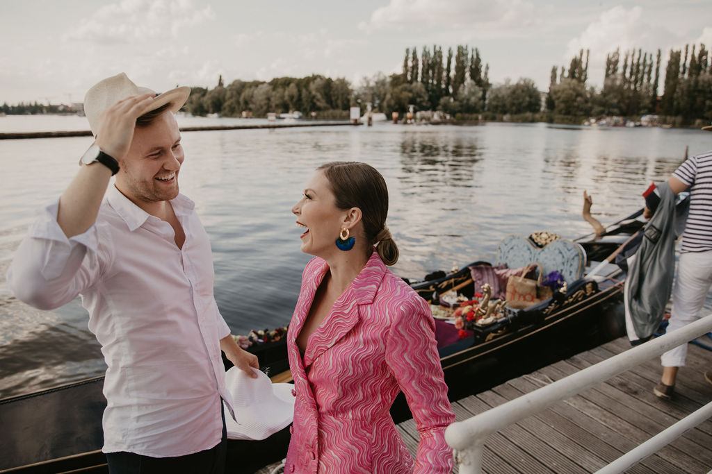 verlobungsshooting in berlin mit hochzeitsfotograf Maria Brussig lensofbeauty Fotos in Gondel Verlobungsfotos in venezianischer Gondel auf der spree Heiratsantrag Ehering Sonnenuntergang an der oberbaumbrücke gondelfox