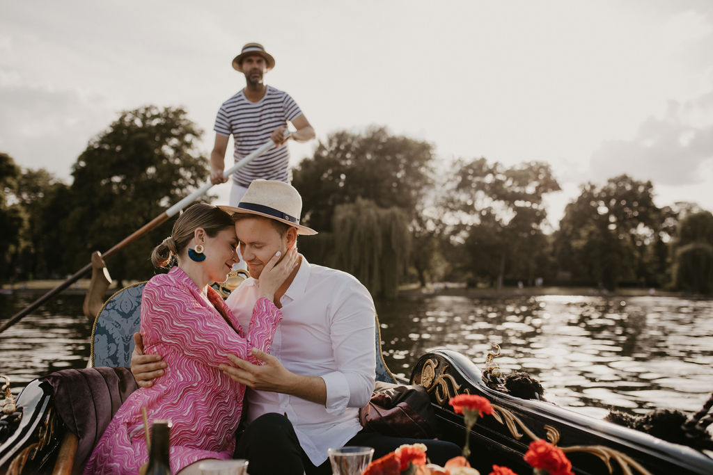 verlobungsshooting in berlin mit hochzeitsfotograf Maria Brussig lensofbeauty Fotos in Gondel Verlobungsfotos in venezianischer Gondel auf der spree Heiratsantrag Ehering Sonnenuntergang an der oberbaumbrücke gondelfox