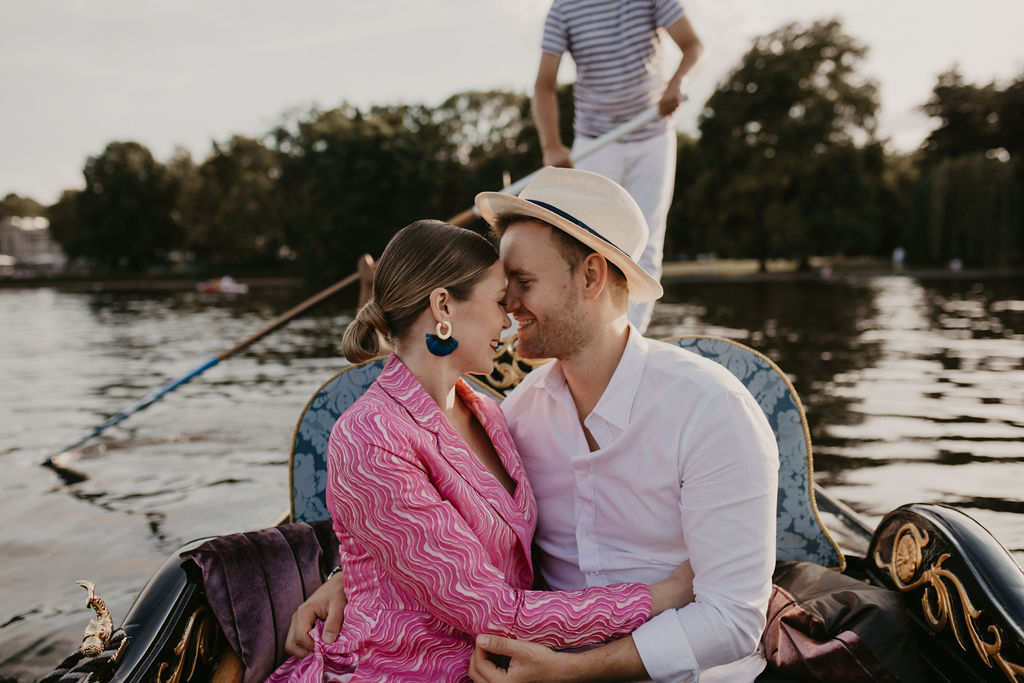 verlobungsshooting in berlin mit hochzeitsfotograf Maria Brussig lensofbeauty Fotos in Gondel Verlobungsfotos in venezianischer Gondel auf der spree Heiratsantrag Ehering Sonnenuntergang an der oberbaumbrücke gondelfox